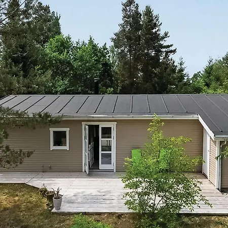 Three-bedroom Holiday In *